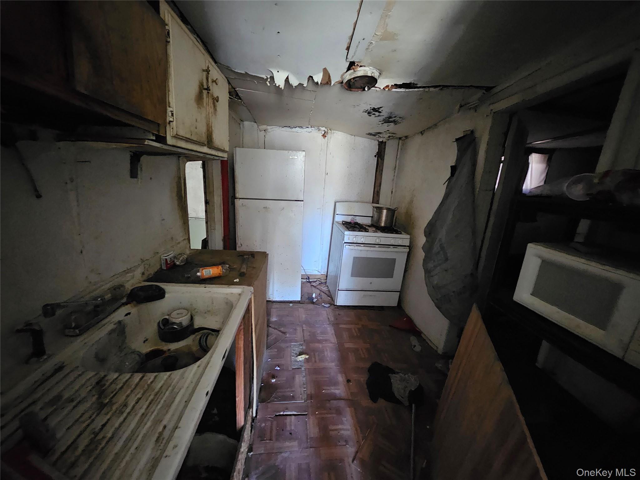 549 Granny Road Medford, NY 11763 - Photo 16 of 37 a kitchen with refrigerator and stove