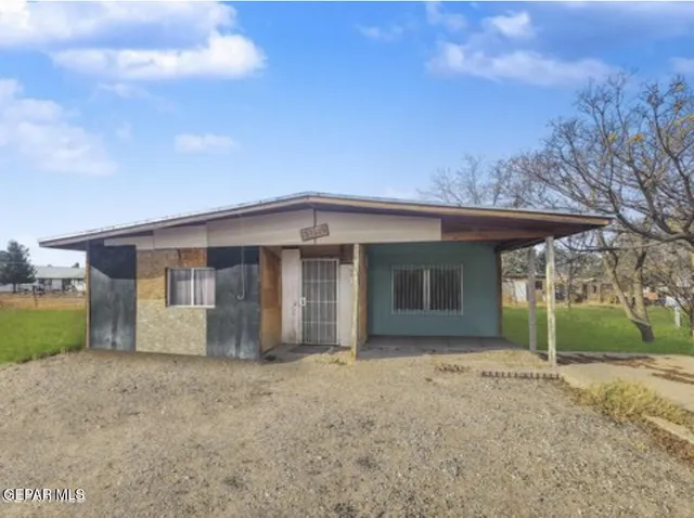 a front view of house with garage and yard