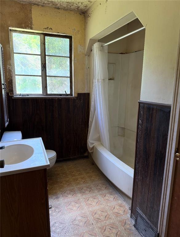 3641 Green Garden Road Aliquippa, PA 15001 - Photo 15 of 20 Full Bathroom off Hall