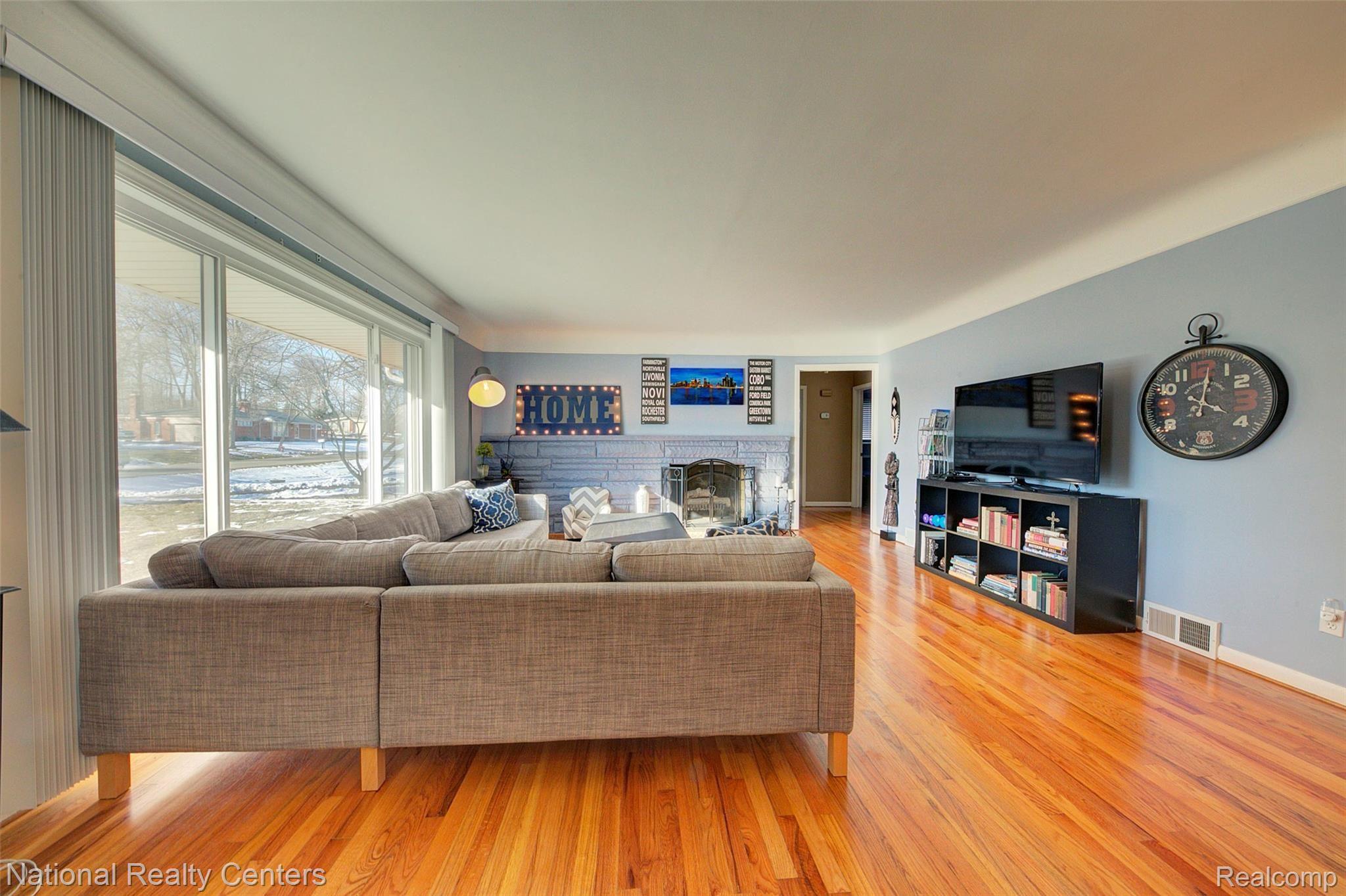 28218 Quail Hollow Road Farmington, MI 48331 - Photo 8 of 82 930A8931_2_3.jpg