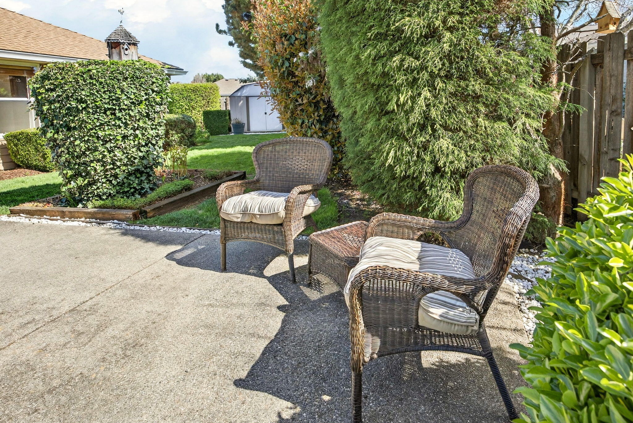 489 Vincent Avenue Central Point, OR 97502 - Photo 33 of 38 Poolside