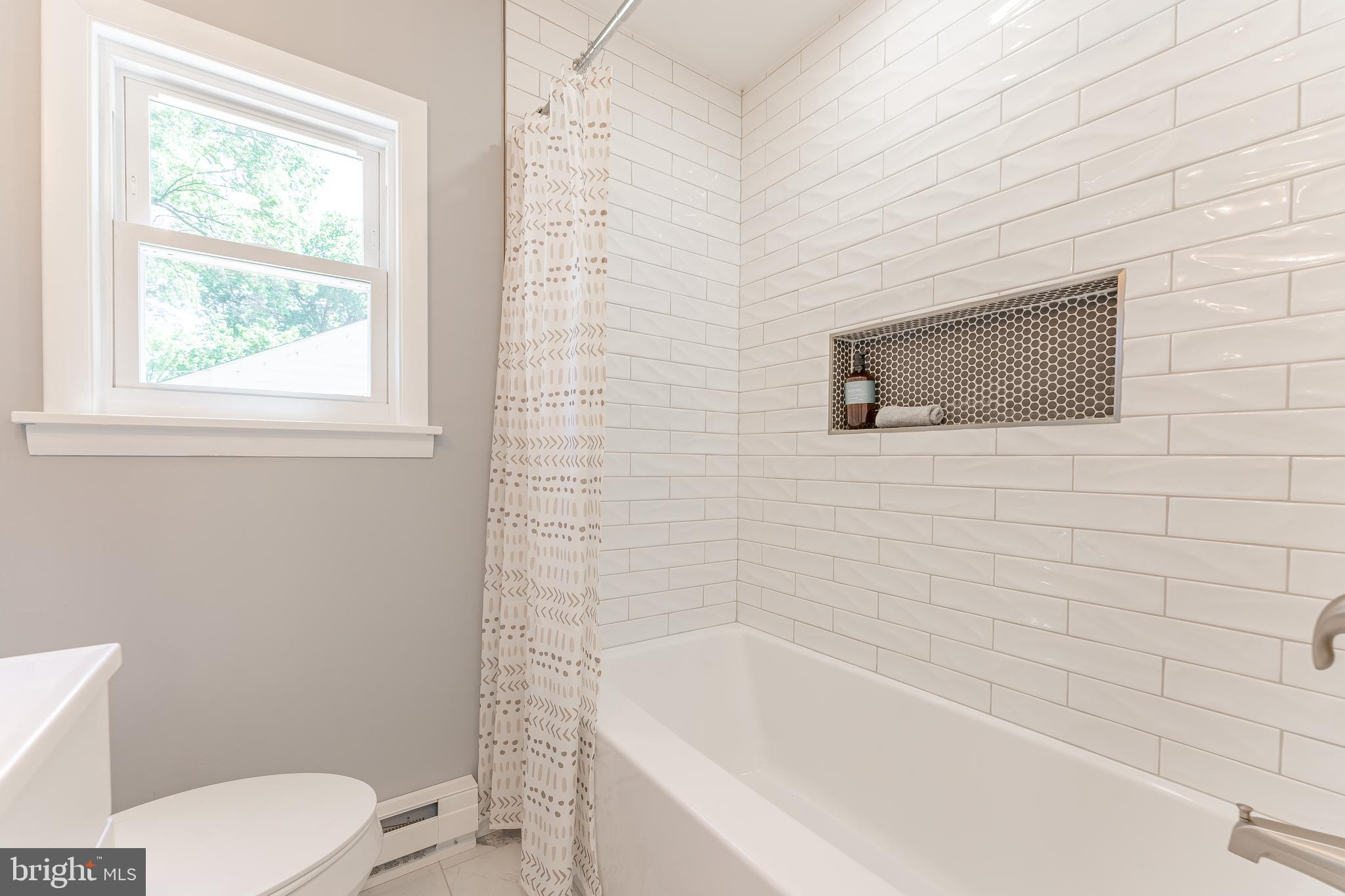 515 Park Road Spring City, PA 19475 - Photo 24 of 38 a bathroom with a toilet a sink and bathtub