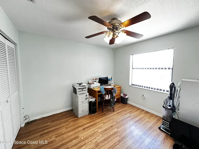 a view of room with ceiling fan
