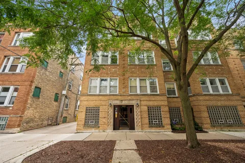 $499,000 | 3049 West Sunnyside Avenue, Unit 2, Chicago, IL 60625