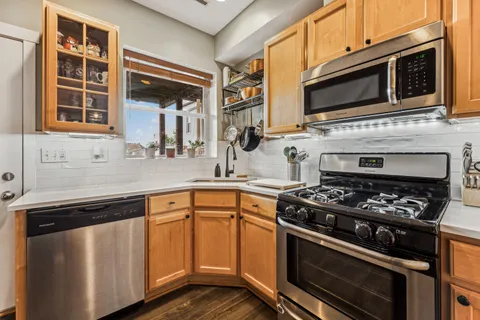 $499,000 | 3049 West Sunnyside Avenue, Unit 2, Chicago, IL 60625