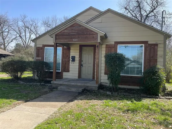 $1,695 | 909 Panhandle Street, Denton, TX 76201