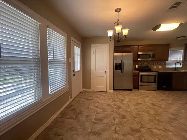 $1,695 | 909 Panhandle Street, Denton, TX 76201