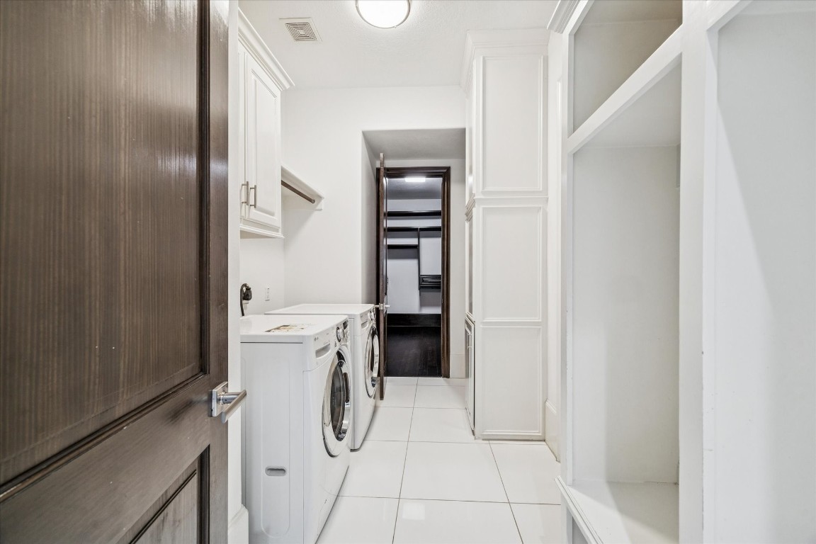3942 Charleston Street Houston, TX 77021 - Photo 16 of 34 a utility room with washer and dryer