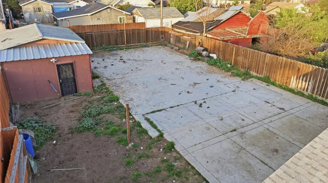 a view of a backyard