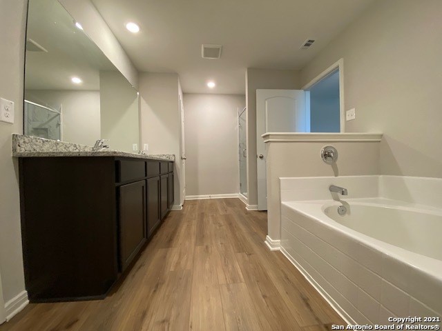 9310 Bennett Forest Converse, TX 78109 - Photo 16 of 24 a bathroom with a bathtub and a sink