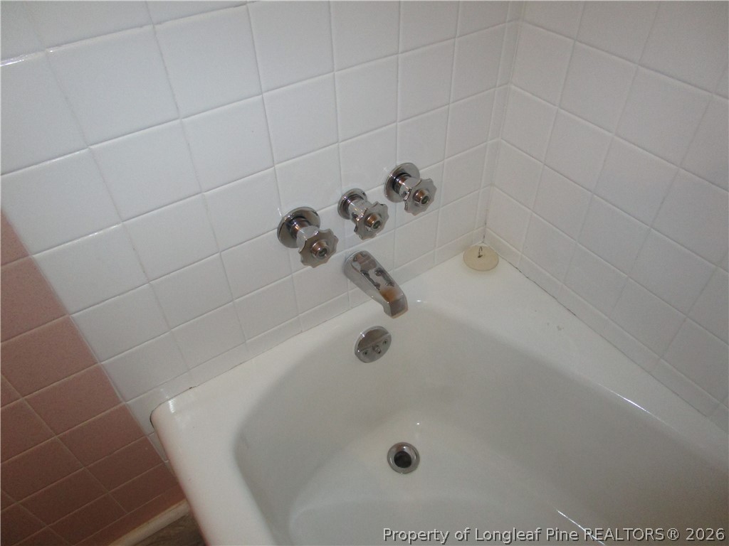 2516 Cumberland Road Fayetteville, NC 28306 - Photo 13 of 20 a bathroom with a bathtub