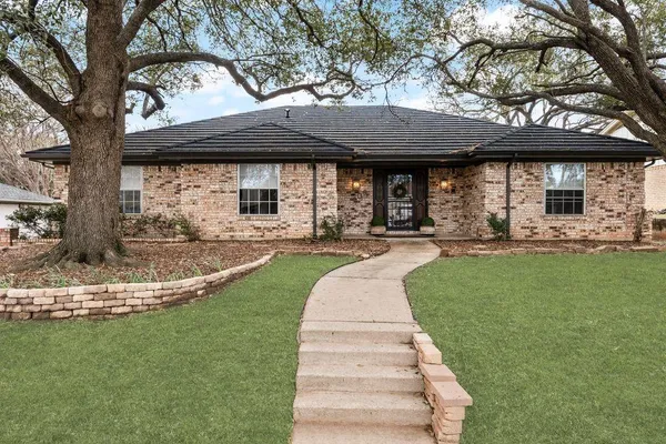 $488,000 | 409 Circleview Drive North, Hurst, TX 76054