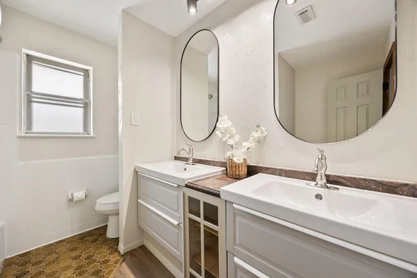 $488,000 | 409 Circleview Drive North, Hurst, TX 76054