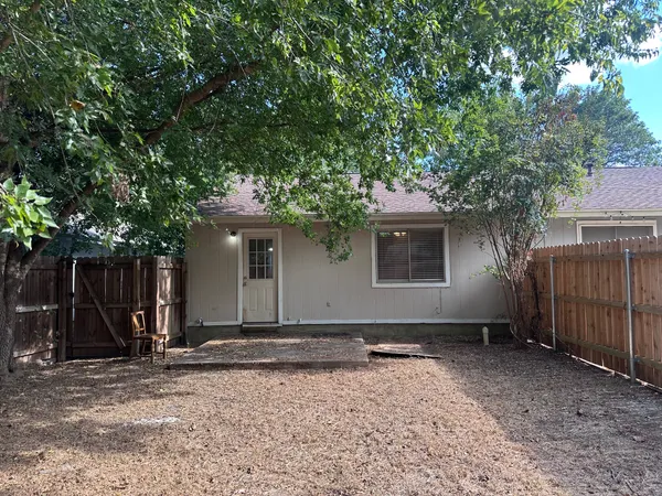 $1,295 | 410 Linden Street, Unit B, Bastrop, TX 78602