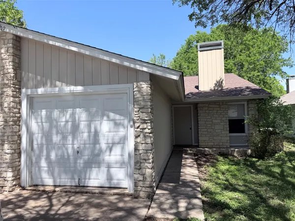$1,295 | 410 Linden Street, Unit B, Bastrop, TX 78602