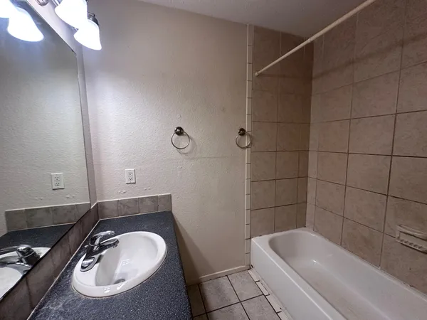 $1,295 | 410 Linden Street, Unit B, Bastrop, TX 78602