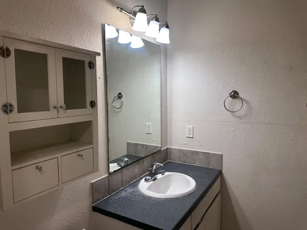 $1,295 | 410 Linden Street, Unit B, Bastrop, TX 78602
