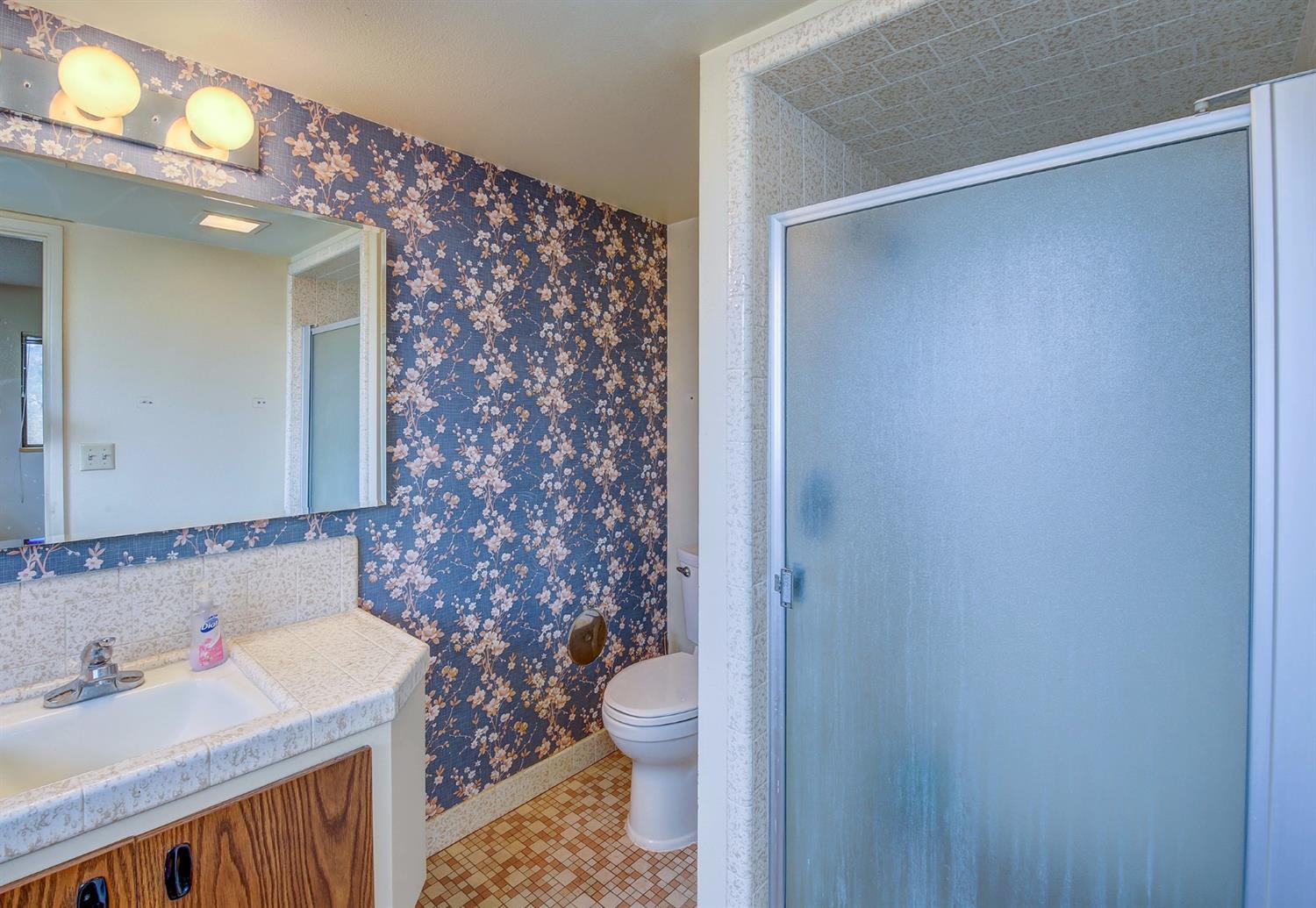 2655 Robertson Bridge Road Grants Pass, OR 97526 - Photo 27 of 31 a bathroom with a sink toilet and shower