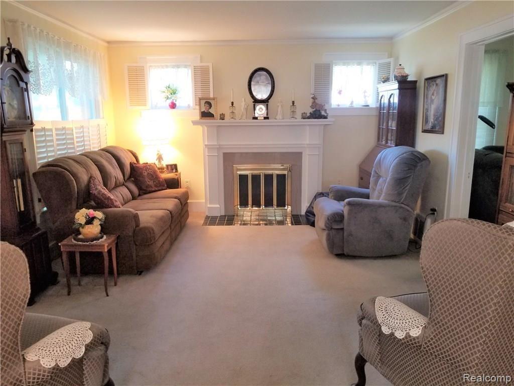 509 Isbell Street Howell, MI 48843 - Photo 11 of 29 living room.jpg