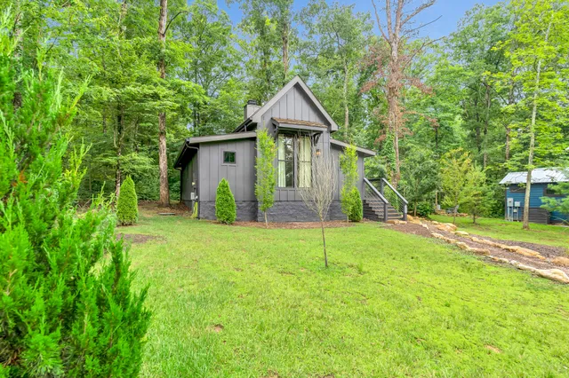 a view of a house with backyard and garden