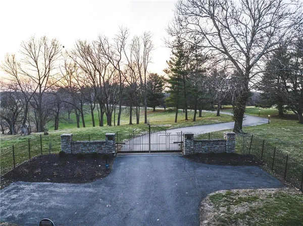 $1,049,000 | 4112 Miller Road, St. Joseph, MO 64505
