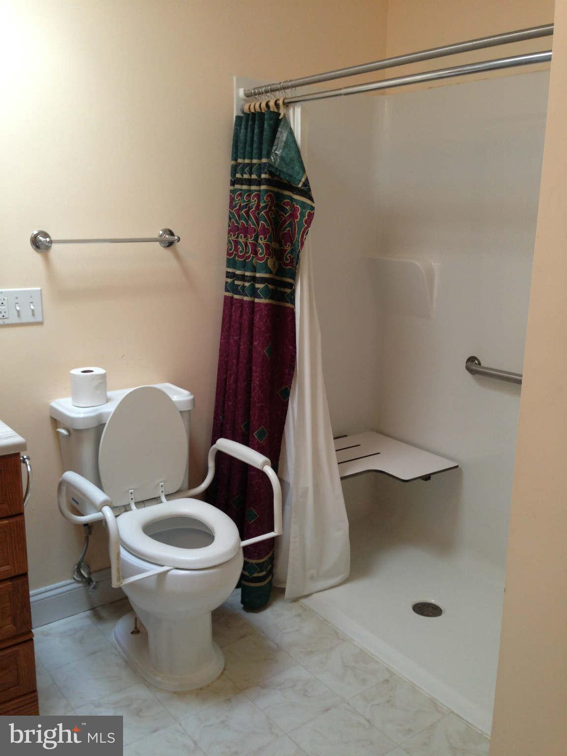 7381 Edsworth Road Baltimore, MD 21222 - Photo 9 of 13 Bath