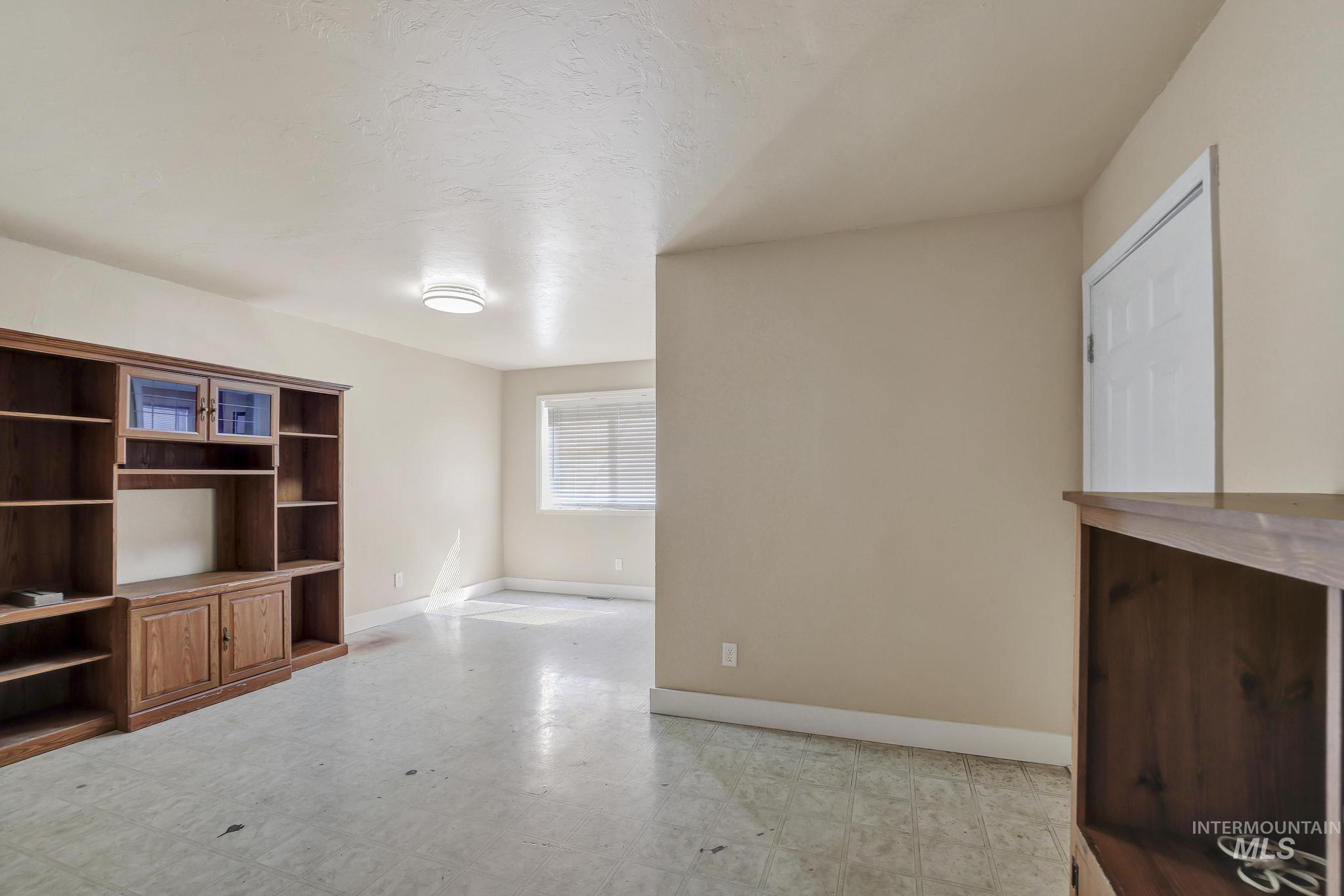 322 Jackson Street Twin Falls, ID 83301 - Photo 15 of 47 Expansive room with neutral-toned walls and light-colored flooring
