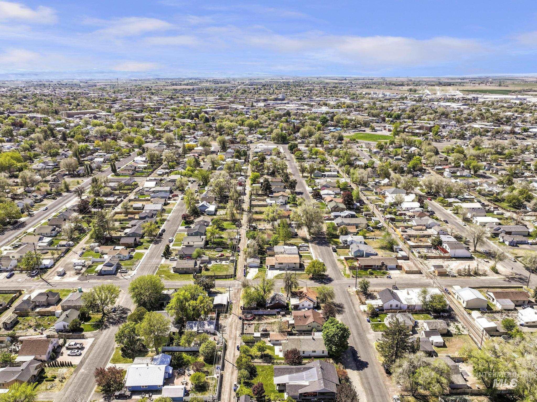 322 Jackson Street Twin Falls, ID 83301 - Photo 42 of 47 Aerial perspective showcasing an expansive residential area with a grid street pattern
