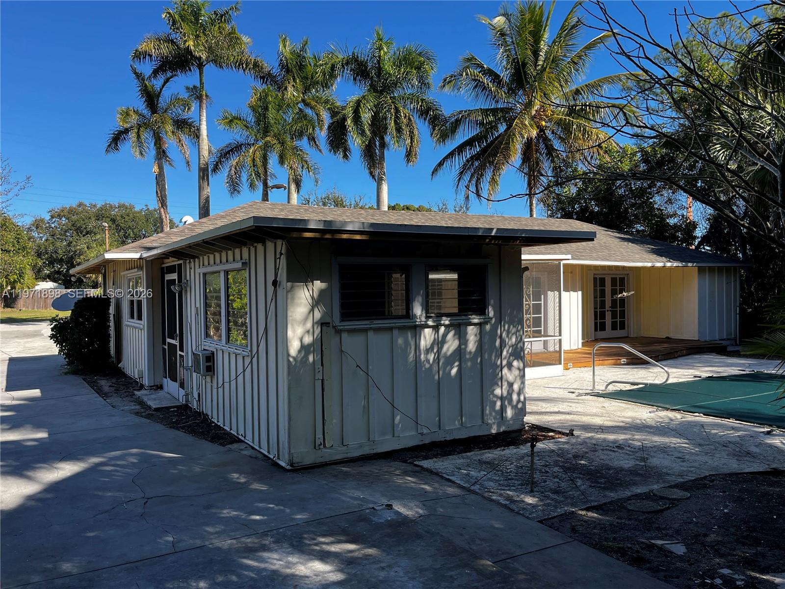 325 South Manor Drive Stuart, FL 34994 - Photo 8 of 27 Right Side