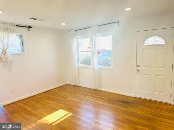 $3,200 | 11231 Ashley Drive, Rockville, MD 20852
