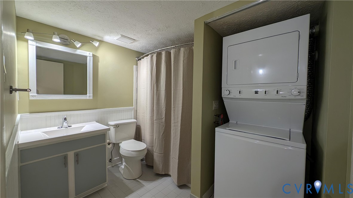 1501 Bronwyn Road, Unit 202 Henrico, VA 23238 - Photo 8 of 22 a bathroom with a toilet sink and mirror