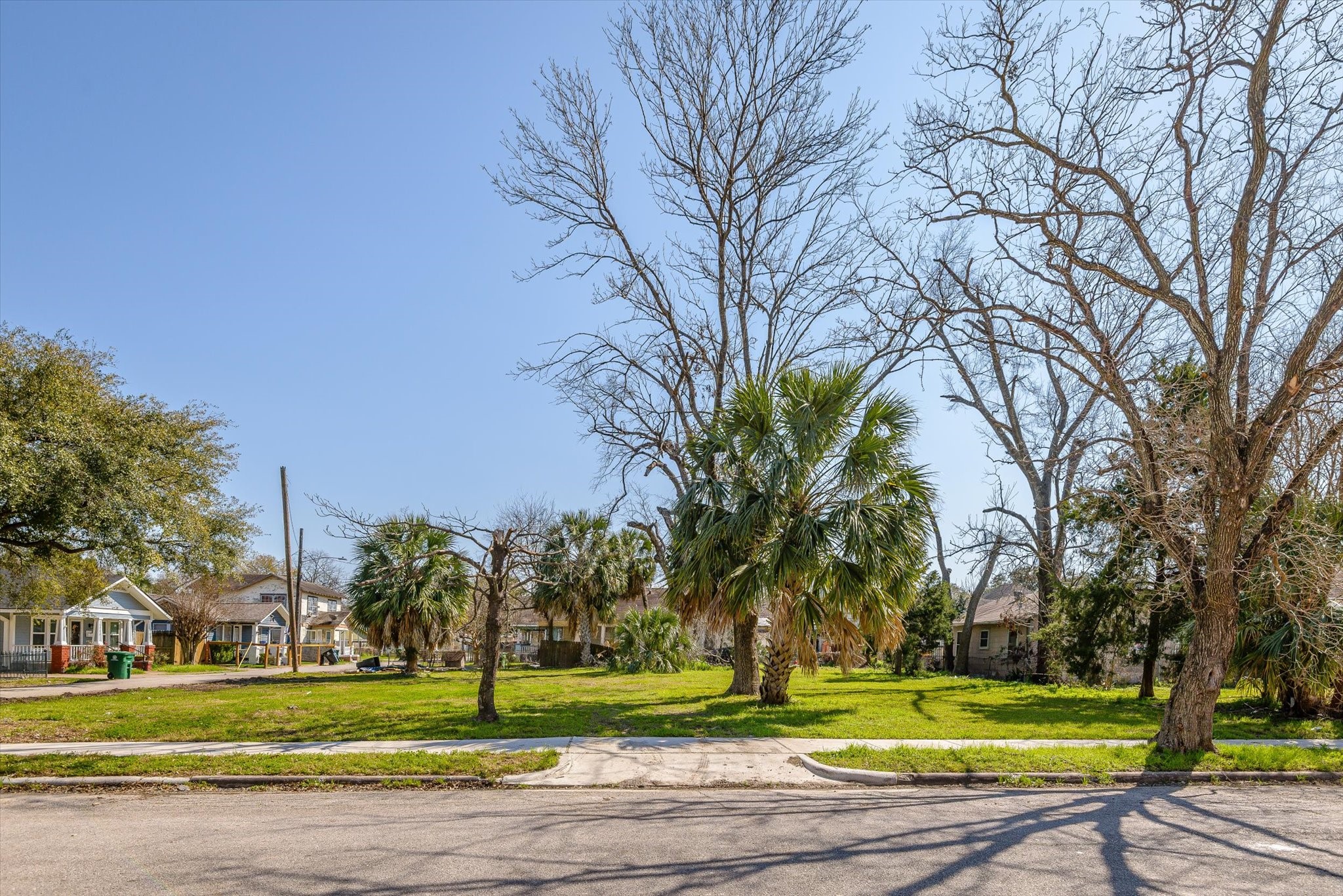 1212 Pinckney Street Houston, TX 77009 - Photo 16 of 19 a view of a basketball court