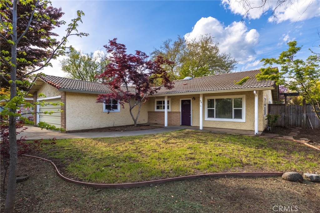 a view of a house with backyard