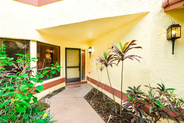 $375,000 | 5355 10th Fairway Drive, Unit 1, Delray Beach, FL 33484