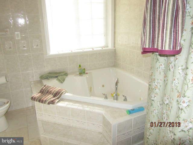 10305 Abbott Road Manassas, VA 20110 - Photo 6 of 7 Bath (Master)