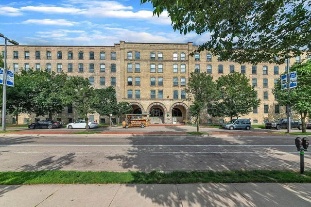 $197,000 | 940 Monroe Avenue Northwest, Unit 415, Grand Rapids, MI 49503