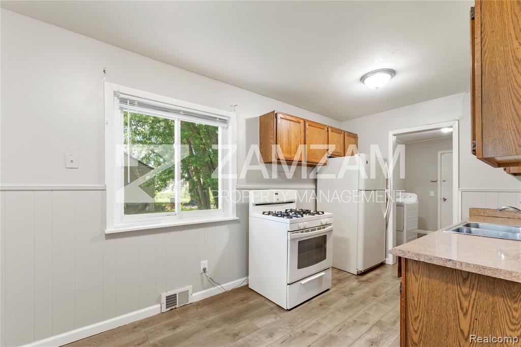 8233 Stephens Center Line, MI 48015 - Photo 5 of 13 Gallery Image 5