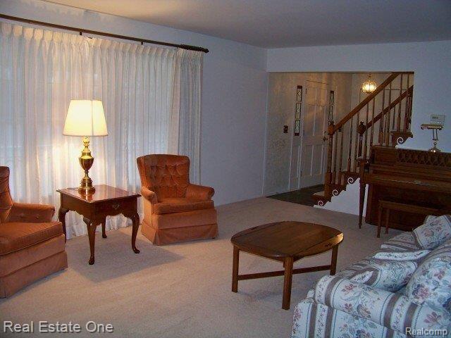 4620 North Tipsico Lake Road Highland, MI 48357 - Photo 3 of 25 Living Room