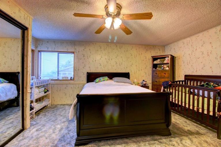 8085 High Banks Road Central Point, OR 97502 - Photo 27 of 35 a bedroom with a bed and a window
