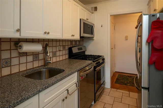 $275,000 | 200 Diplomat Drive, Unit 8B, Mount Kisco, NY 10549