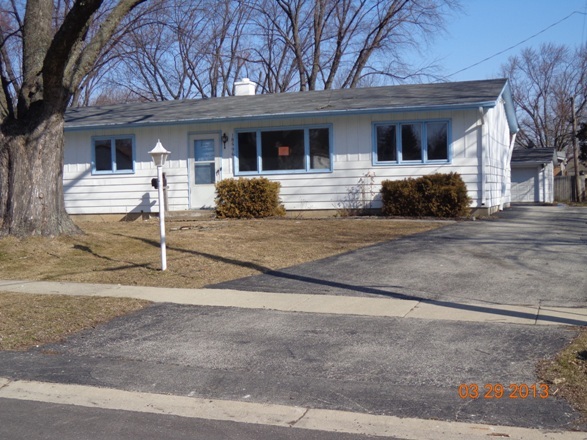 18596 West Geier Road Gurnee, IL 60031 - Photo 1 of 2 a front view of a house with garage