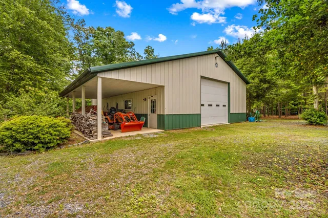 a view of a house with backyard and garden