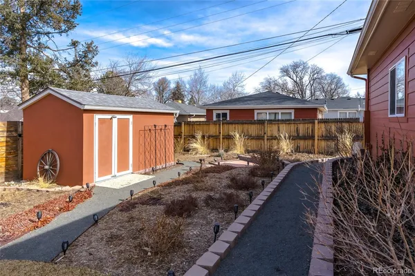 a view of a house with backyard and garden