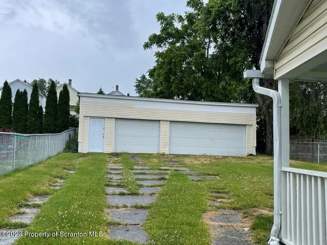 a view of a back yard