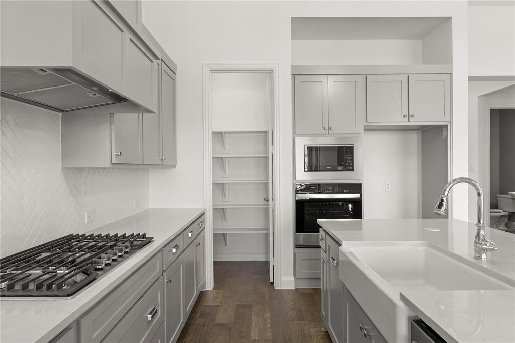 332 Bay Laurel Road McKinney, TX 75071 - Photo 12 of 27 12. 332 Bay Laurel - Kitchen (2)