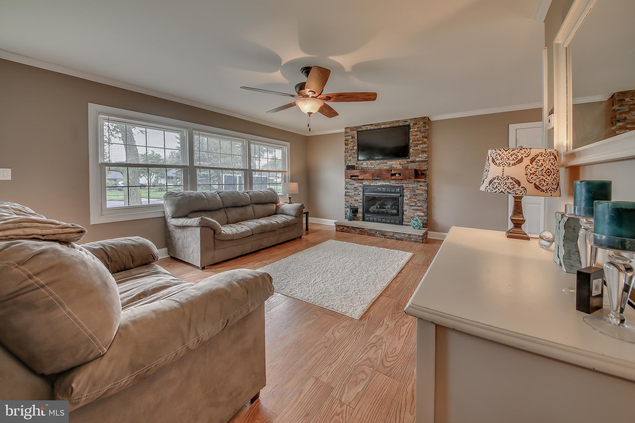 18 Cliff Road Levittown, PA 19057 - Photo 3 of 15 Family Room