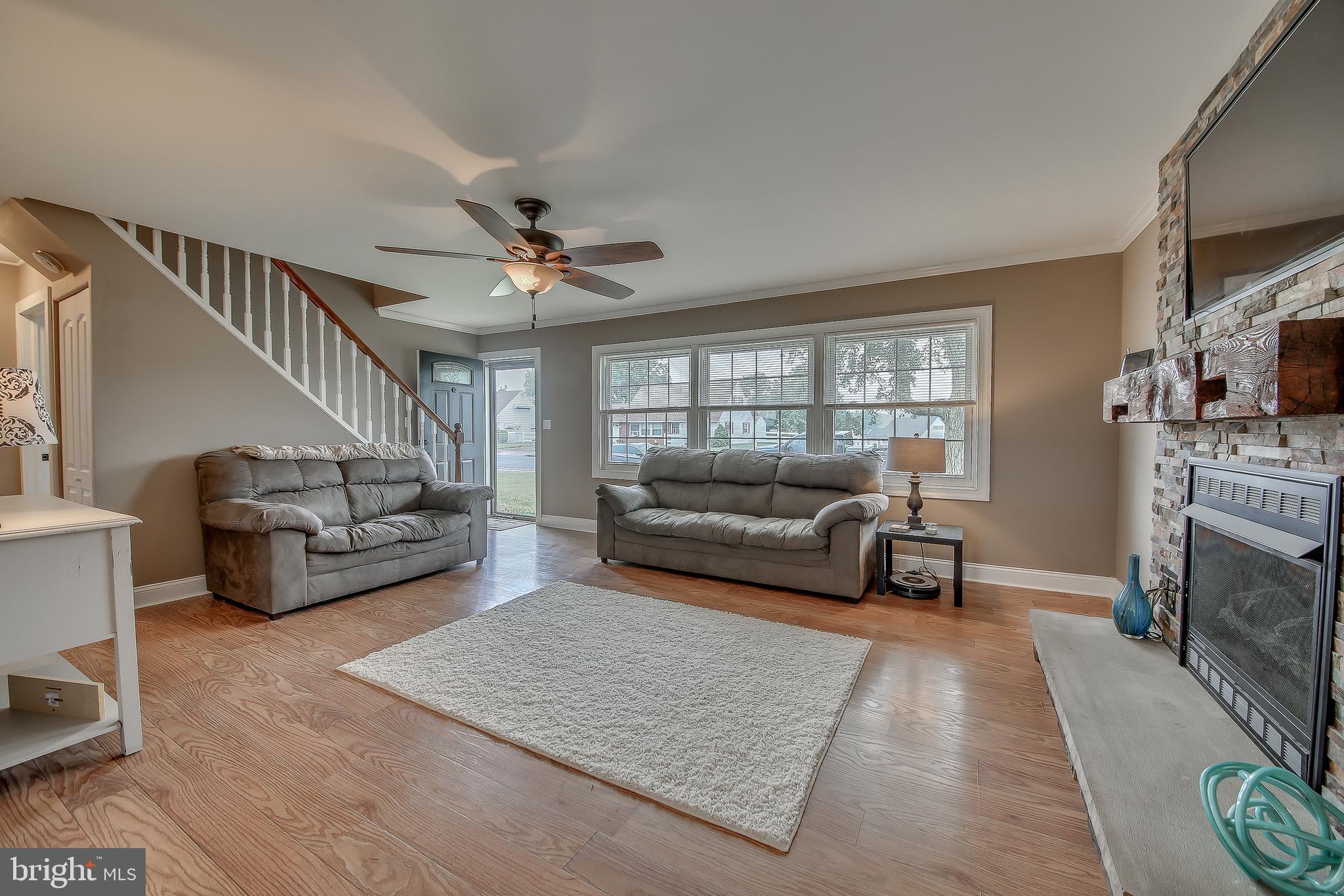 18 Cliff Road Levittown, PA 19057 - Photo 4 of 15 Family Room