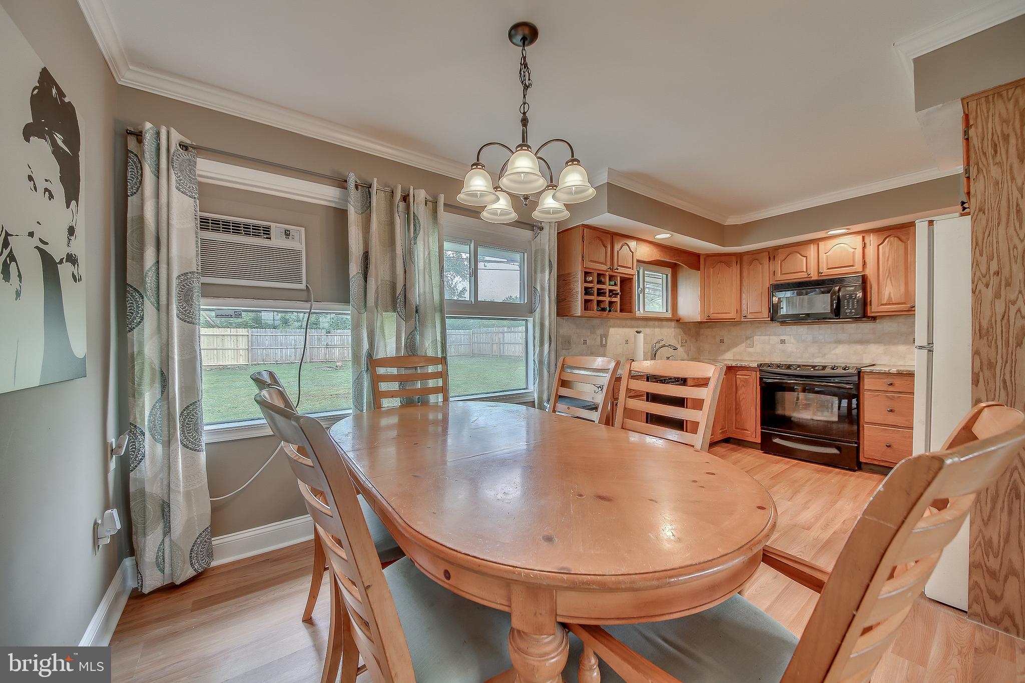 18 Cliff Road Levittown, PA 19057 - Photo 6 of 15 Dining area