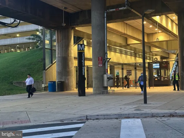 $2,200 | 2626 Fort Farnsworth Road, Unit 200, Alexandria, VA 22303