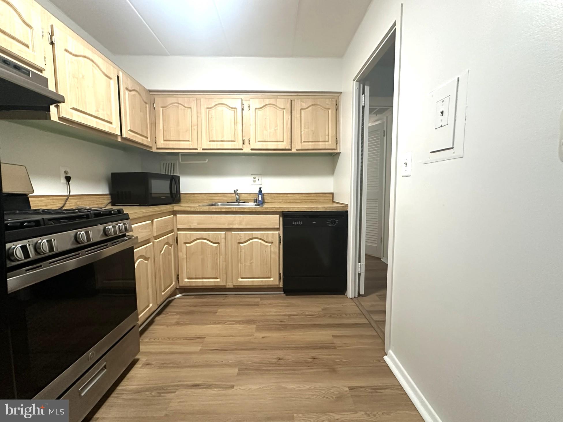 2626 Fort Farnsworth Road, Unit 200 Alexandria, VA 22303 - Photo 13 of 22 Kitchen.1